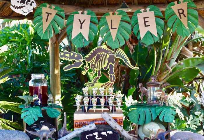 Dinosaur birthday party decoration