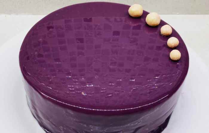 What food coloring makes purple