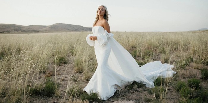 Fitted strapless lace sweetheart neckline