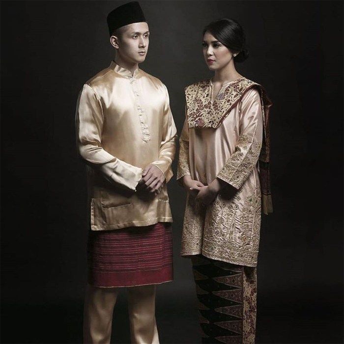 Traditional indonesian wedding dress